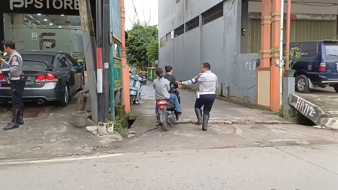 Pengendara yang kabur dari sergapan petugas saat razia lalulintas