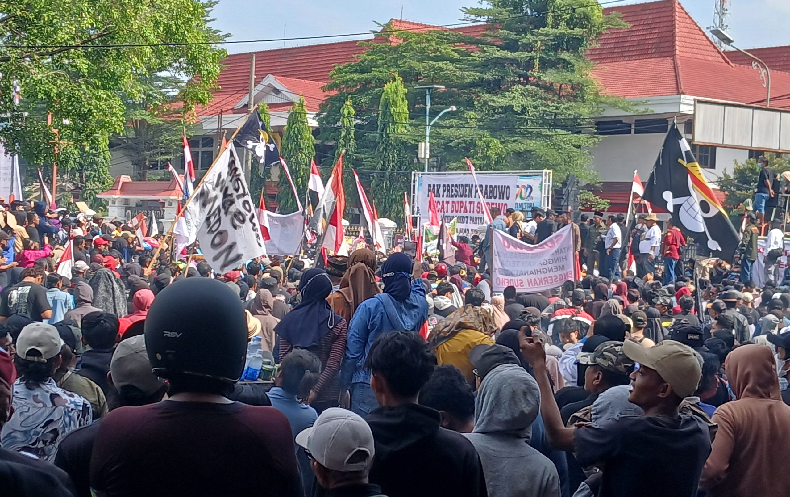Aksi warga Pati di alun-alun