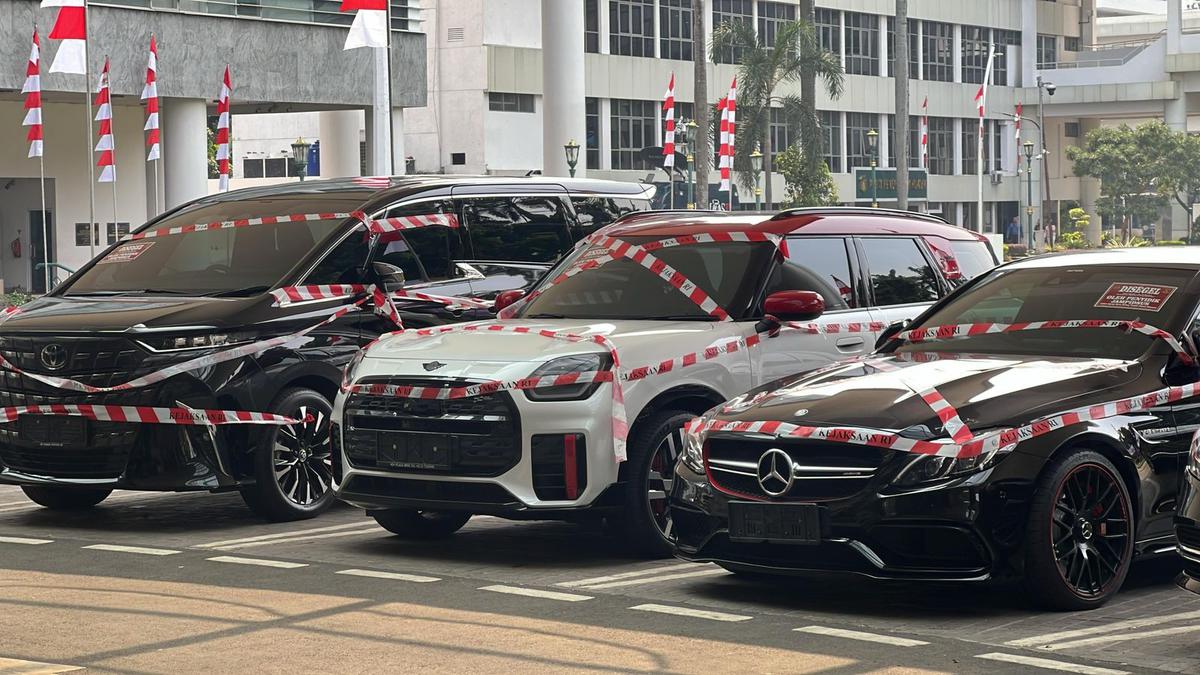 Sederet mobil mewah yang disitaa Kejagung di rumah jaringan Riza Chalid