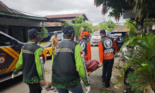 Tim Inafis Polresta Samarinda mengevakuasi korban di Jalan Ir Sutami, Samarinda.