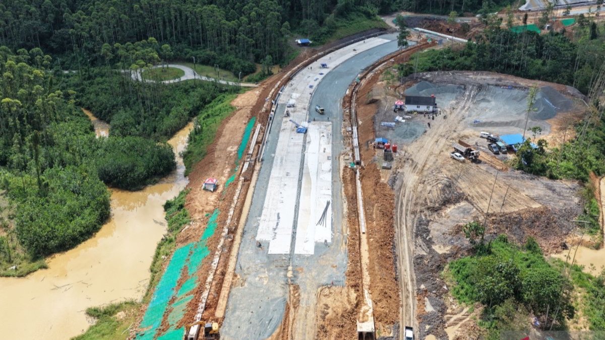 Pembangunan jalan Kompleks Yudikatif IKN yang dikerjakan WIKA dengan progres 19,35 persen hingga Mei 2026.