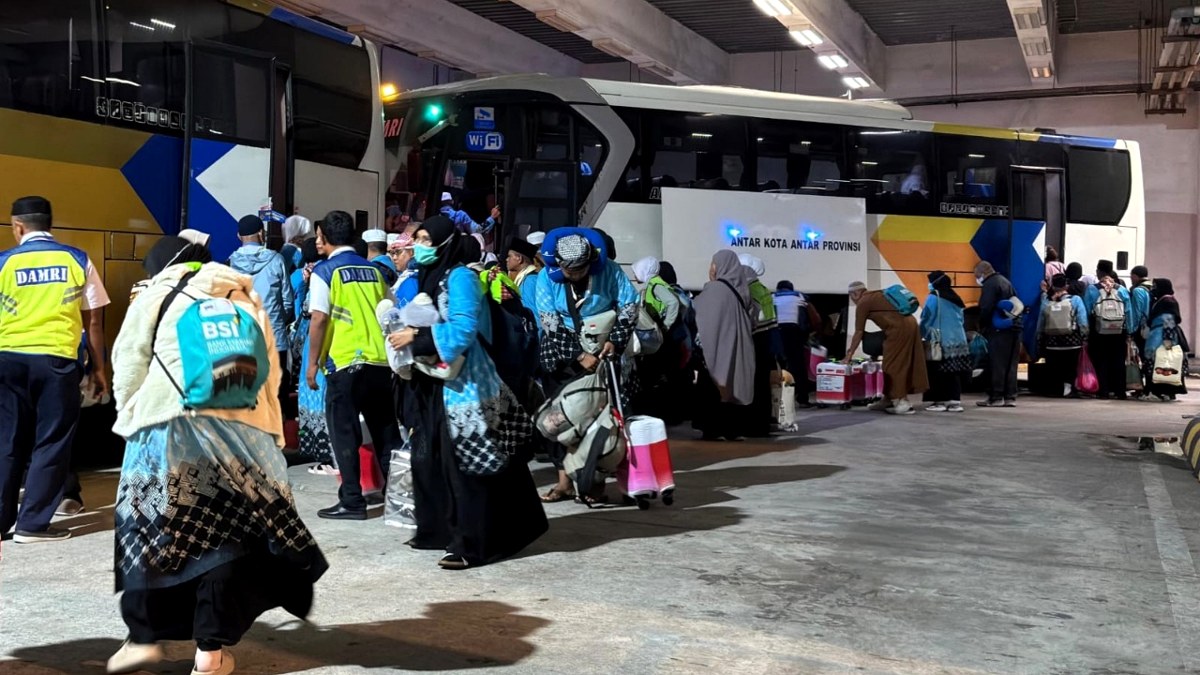 Jemaah haji debarkasi Balikpapan tiba di area layanan pemulangan di Bandara SAMS Sepinggan, Minggu 7 Juni 2026.