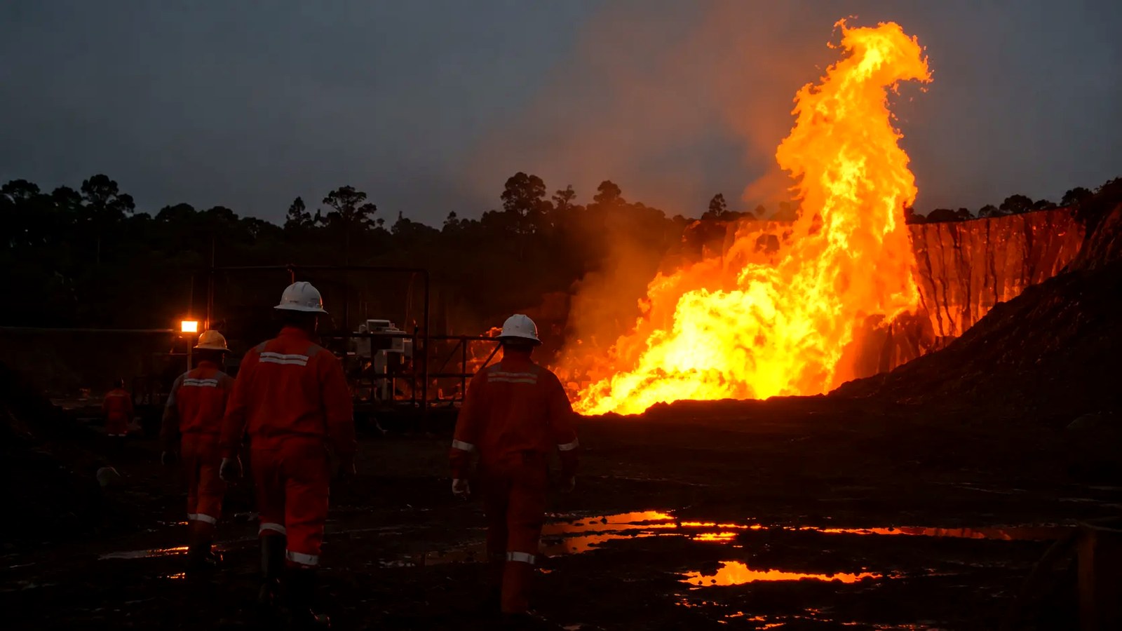 Pekerja migas di area flare Lapangan Wain saat proyek gas disiapkan memasok Kilang Balikpapan pada Juni 2026.