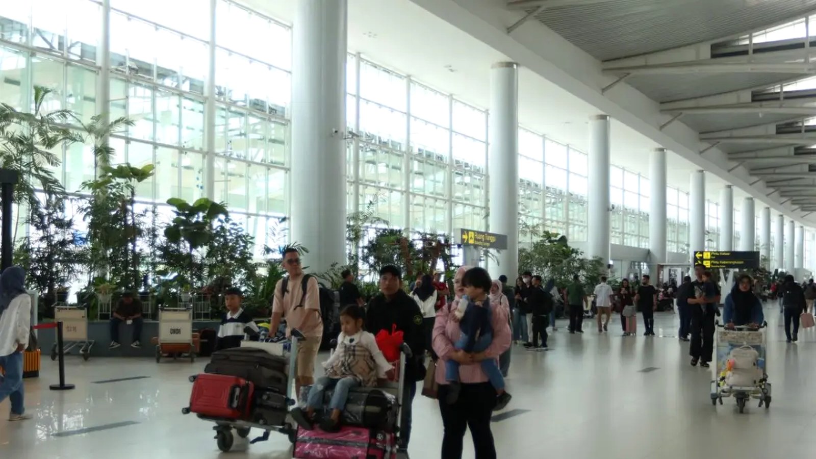 Antrean penumpang di Bandara SAMS Sepinggan Balikpapan saat harga tiket pesawat melonjak pada Juni 2026.