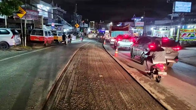 Pengerukan lapisan aspal di Jalan Soekarno-Hatta Balikpapan saat BBPJN Kaltim memulai rehabilitasi mayor dengan Aspal Asbuton PG 70 pada Juni 2026.