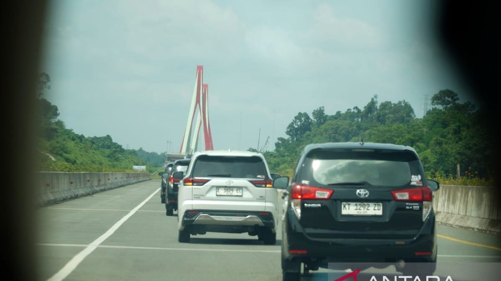 Jalan pendekat Jembatan Sungai Riko di Penajam Paser Utara menuju kawasan IKN.