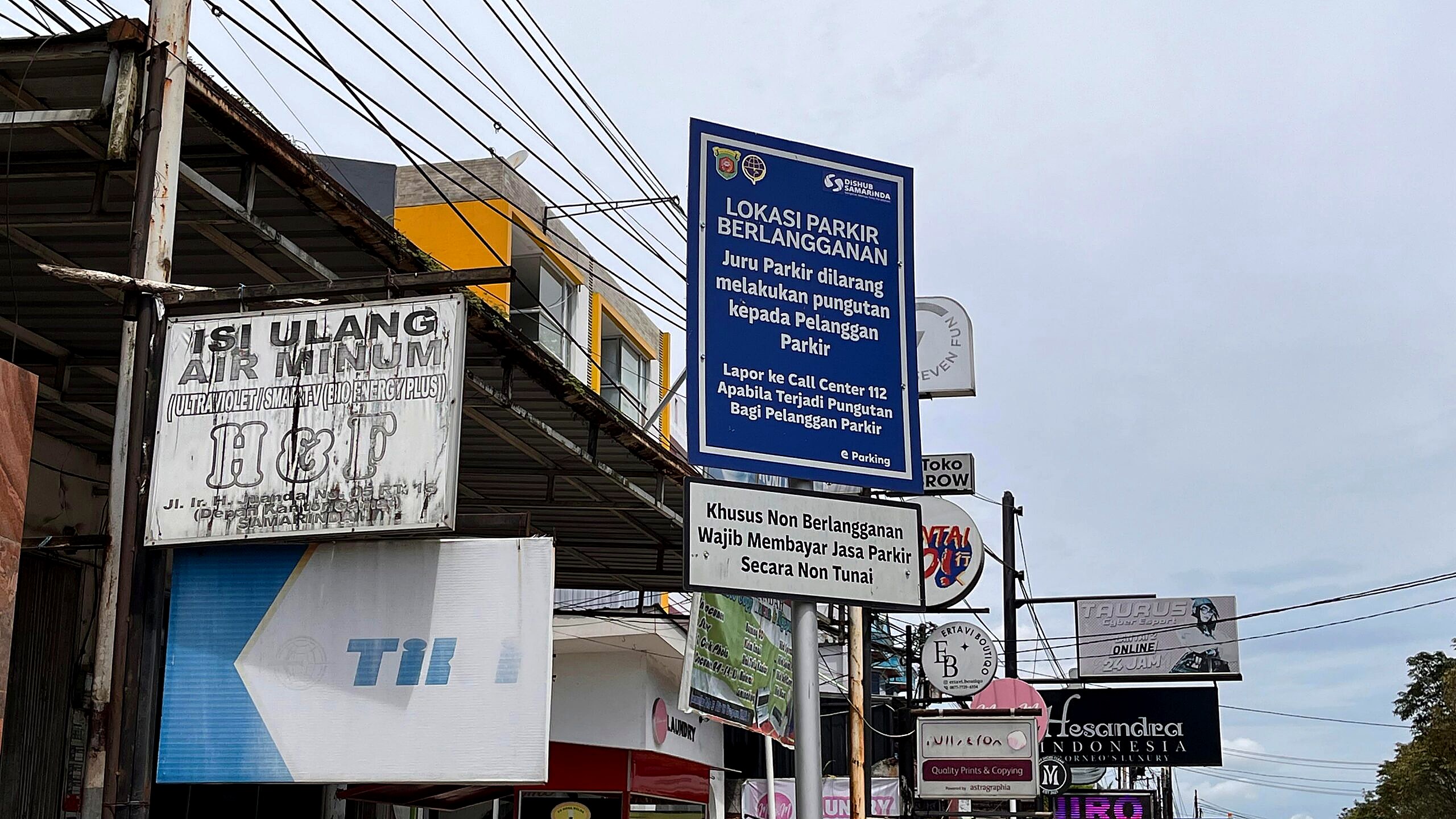 Rambu lokasi parkir berlangganan milik Dishub Samarinda di Jalan Ir H Juanda, Samarinda.