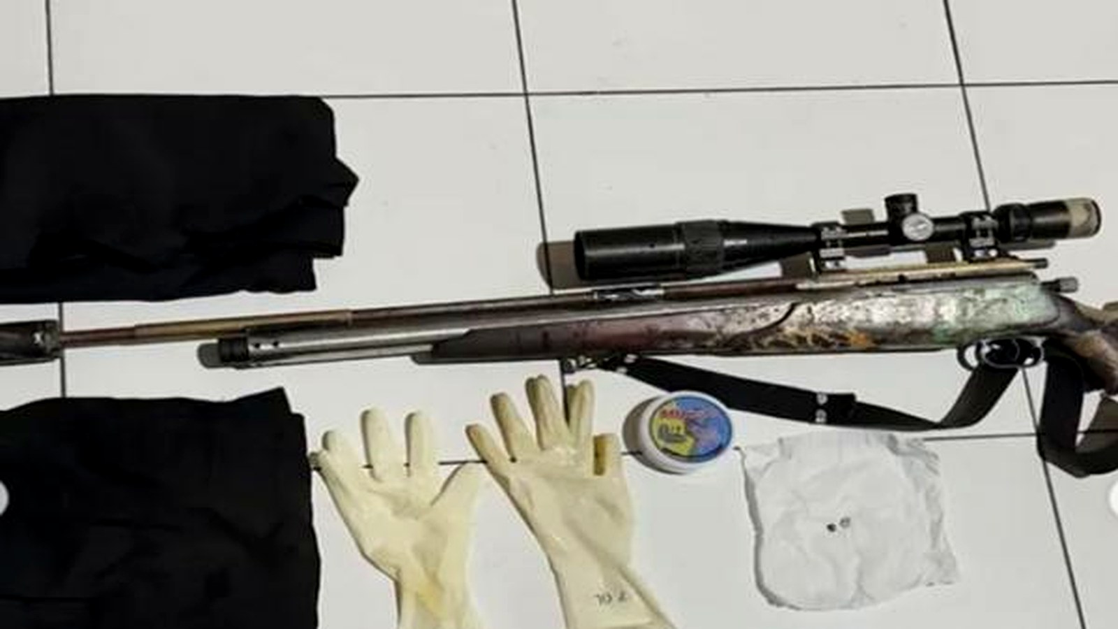 Barang bukti senapan angin yang diamankan polisi dalam kasus penembakan mahasiswi di Samarinda pada Juni 2026.