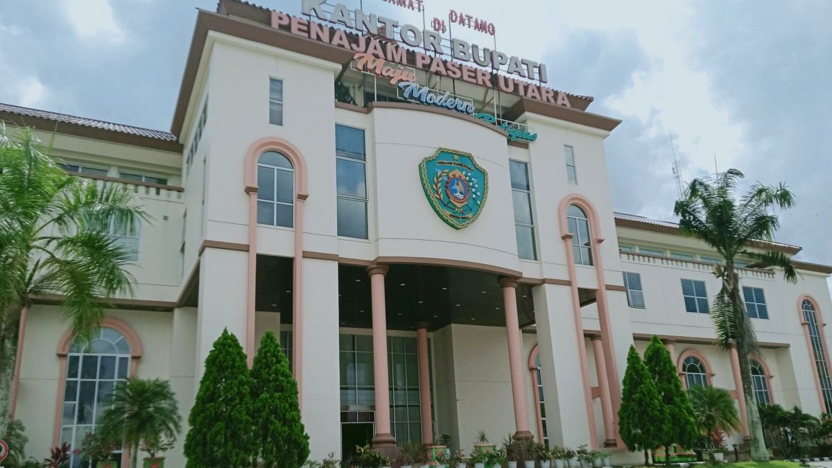 Gedung Kantor Bupati Penajam Paser Utara sebagai ilustrasi kebijakan WFH pegawai Pemkab PPU hingga Agustus 2026.