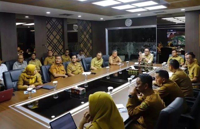 Wali Kota Samarinda Andi Harun memimpin rapat percepatan pemindahan Pelabuhan Samarinda ke Palaran di Balai Kota Samarinda, Selasa 2 Juni 2026.