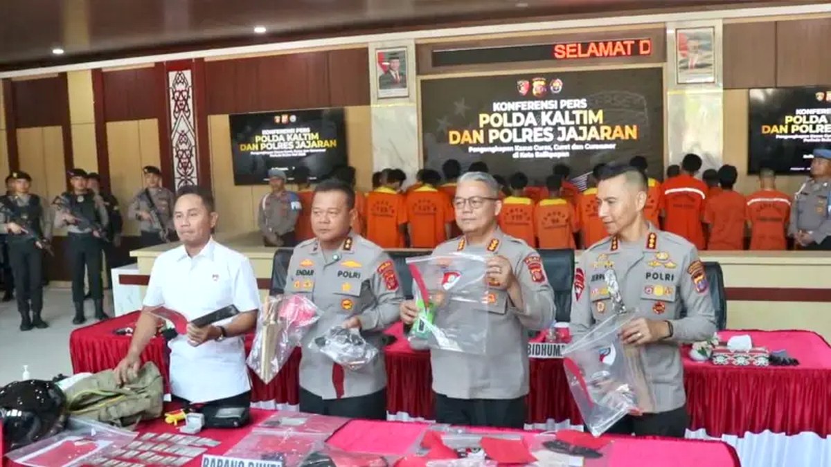 Kapolda Kaltim Irjen Pol Endar Priantoro menunjukkan barang bukti saat konferensi pers pengungkapan kejahatan jalanan di Mapolresta Balikpapan, Rabu 3 Juni 2026.