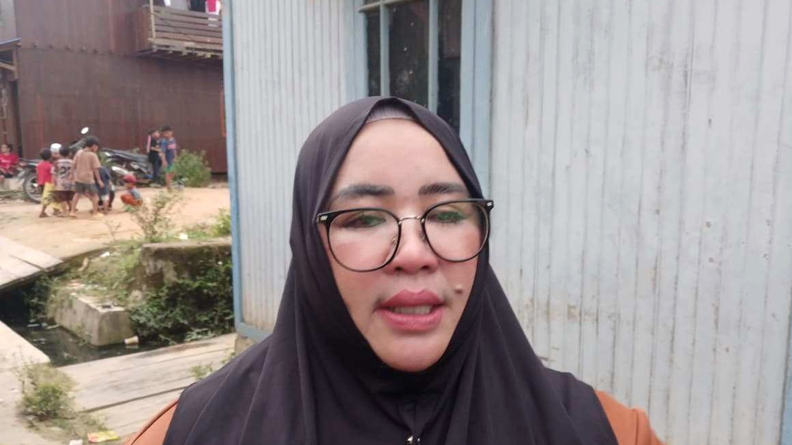 Ketua TRC PPA Kaltim Rina Zainun memberi keterangan terkait pendampingan korban dugaan kekerasan seksual di sebuah pondok pesantren di Kutai Kartanegara.