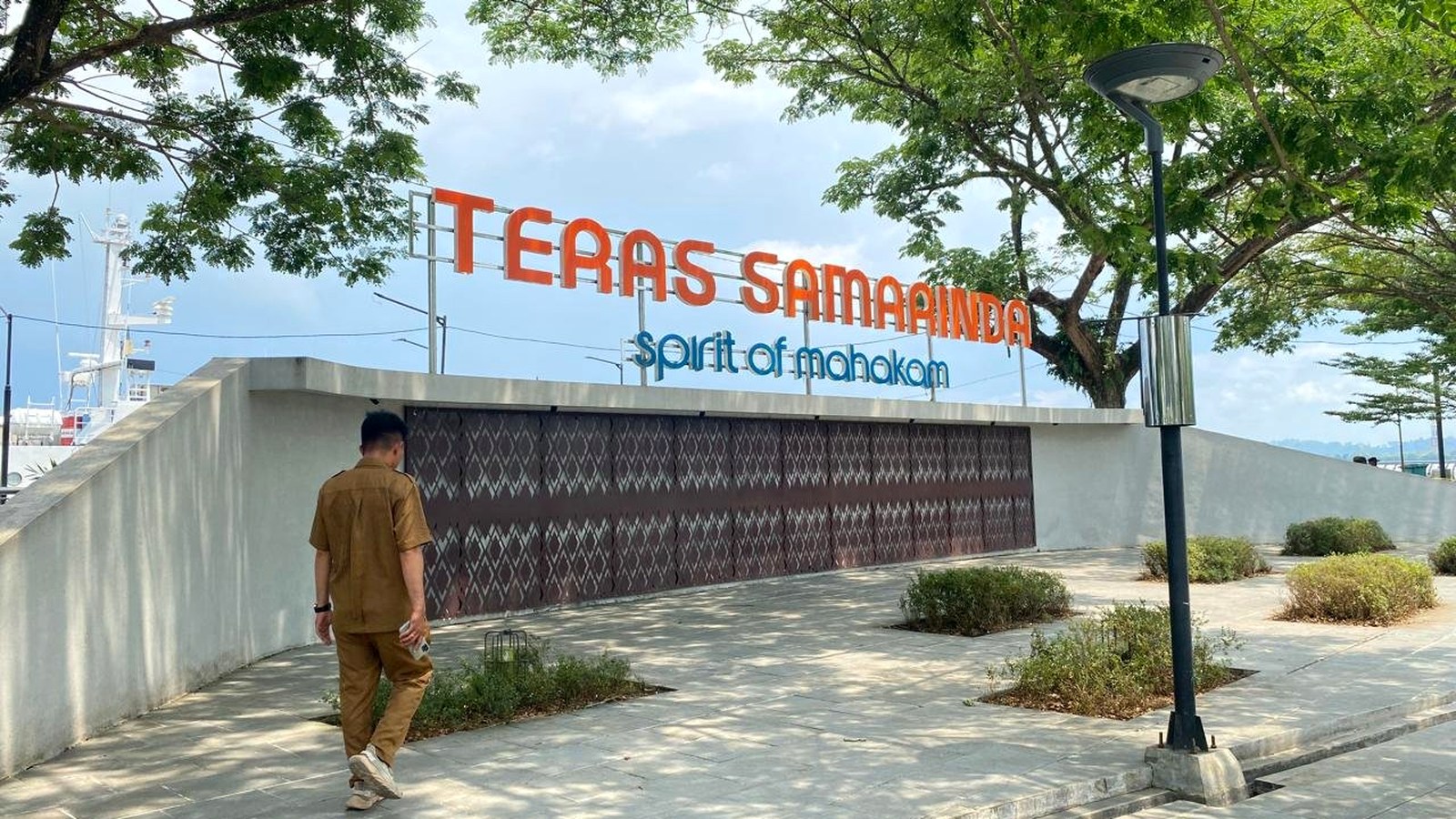 Teras Samarinda di Samarinda, ruang publik tepian Mahakam yang mulai berkontribusi ke PAD melalui parkir, pajak restoran, dan laba Perumda.
