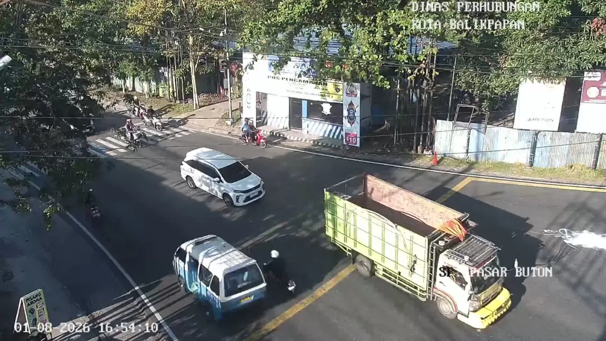 Truk tronton melintas di Simpang Pasar Buton Balikpapan saat Dishub memperketat pengawasan angkutan barang