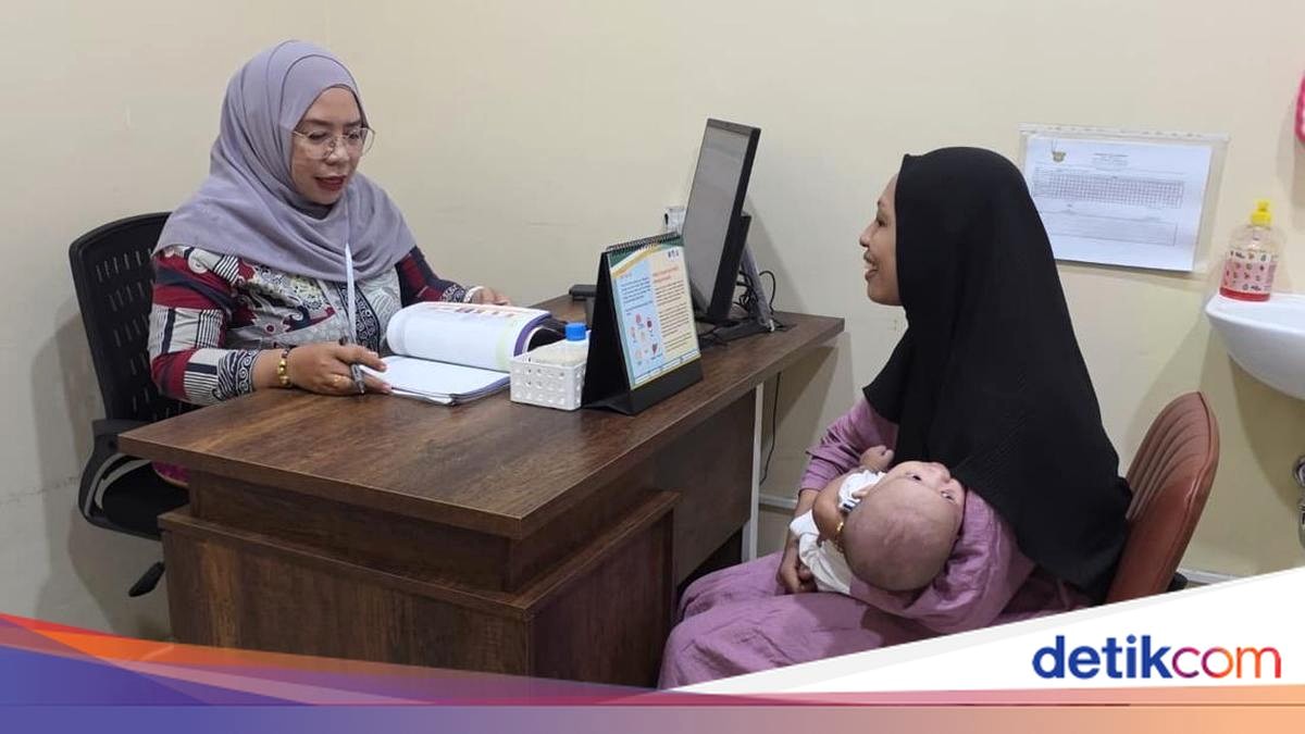 Petugas memeriksa ibu dan bayi saat program vitamin A gratis di puskesmas Samarinda.