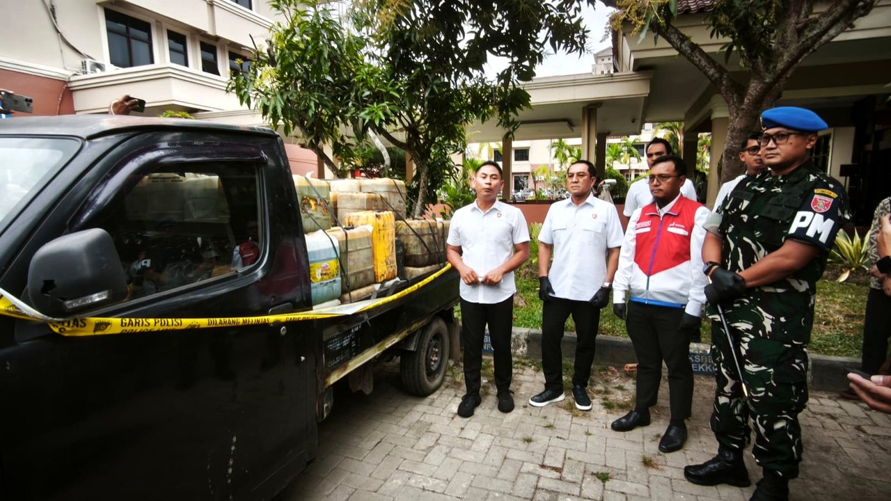 Konferensi pers Polda Kaltim terkait penyitaan 3.085 liter BBM subsidi di Kukar dan Kutim