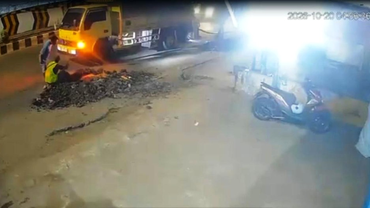 Bekas galian kabel di badan jalan Samarinda yang diduga berkaitan dengan pencurian kabel bawah tanah